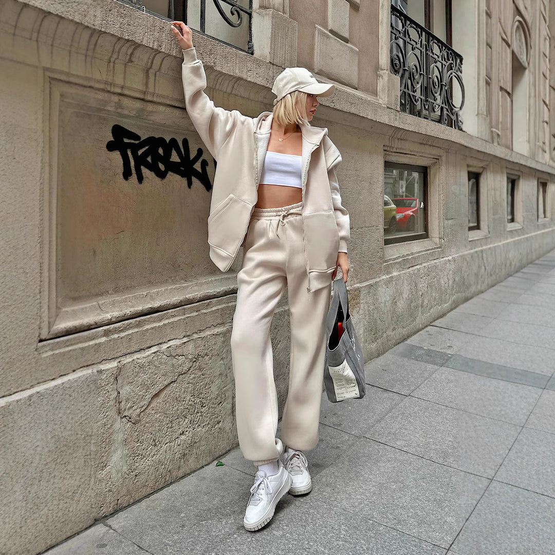 Kvinnes sporty fleece-sett med hette og vide bukser Skjora
