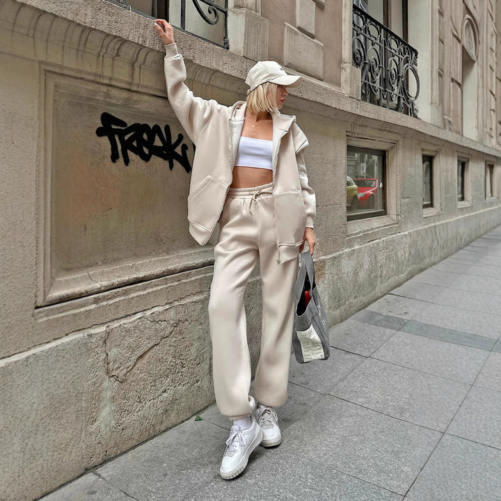 Kvinnes sporty fleece-sett med hette og vide bukser Skjora