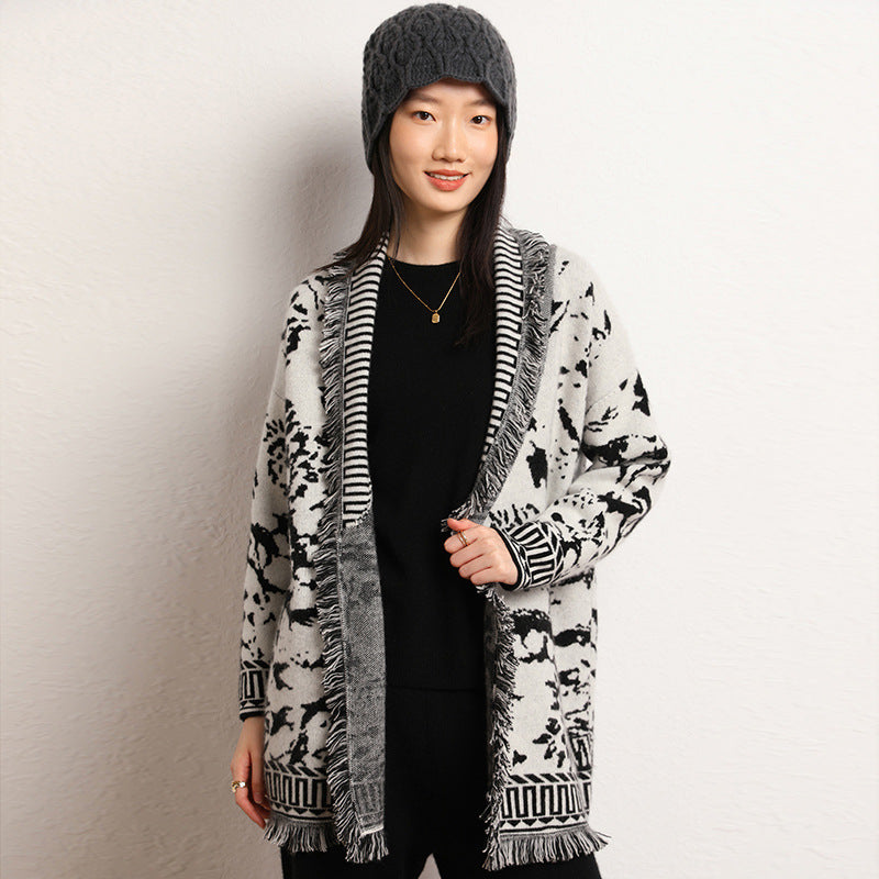 Kvinnenes komfortable cardigan med grafisk mønster og frynse detaljer Skjora