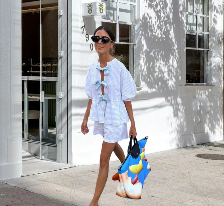 Kvinnenes fritidssett med stripete topp og shorts i en avslappet snitt