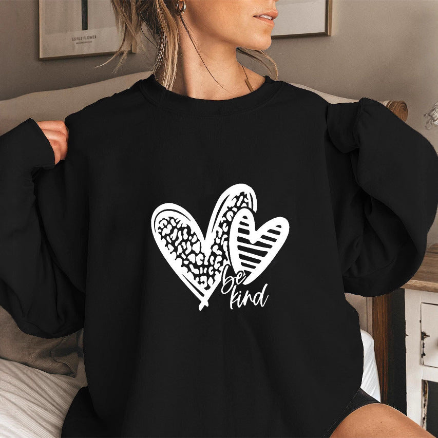 Kvinne sweatshirt med moderne hjerte motiv og avslappet passform Skjora