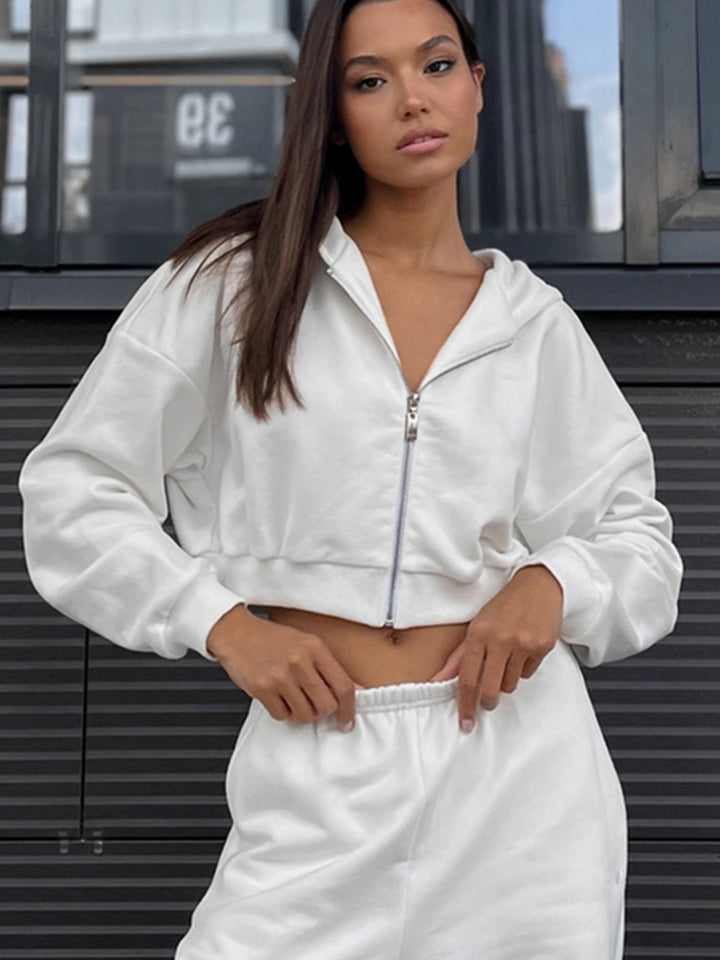 Kvinnelig cropped hettegenser og korte shorts i avslappet design Skjora