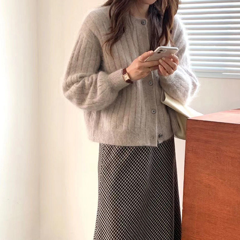 Damens finstrikkede cardigan med elegante knappedetaljer og mykt materiale Skjora