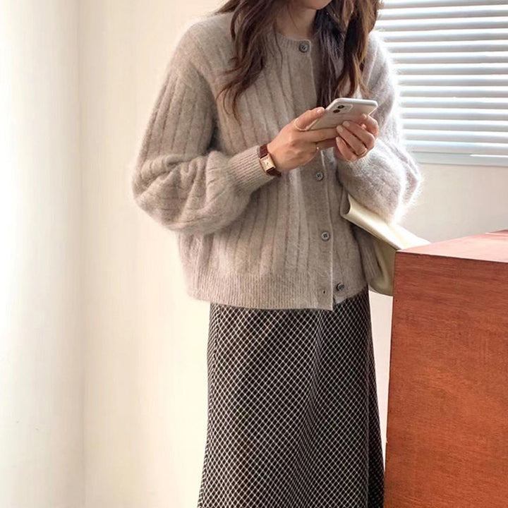 Damens finstrikkede cardigan med elegante knappedetaljer og mykt materiale Skjora