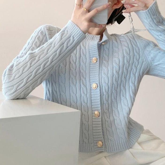Kvinnens chunky strikk cardigan med knappeåpning og vakkert kabelmønster Skjora