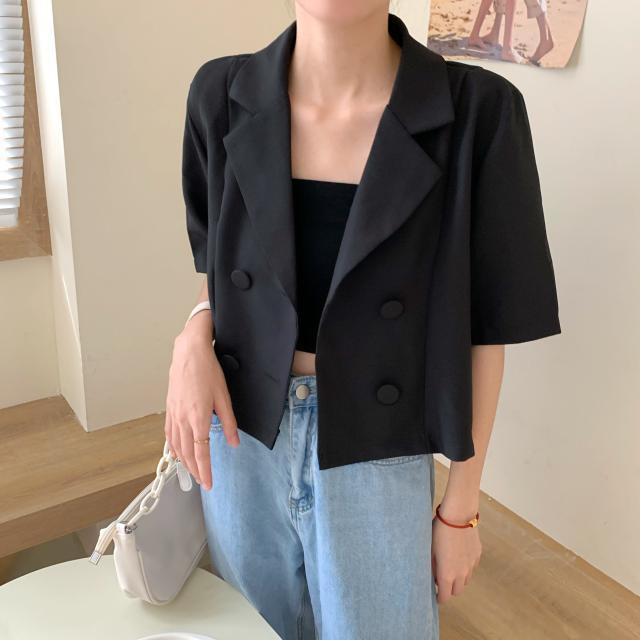 Dame kort blazer med dobbel knappestolpe og moderne snitt