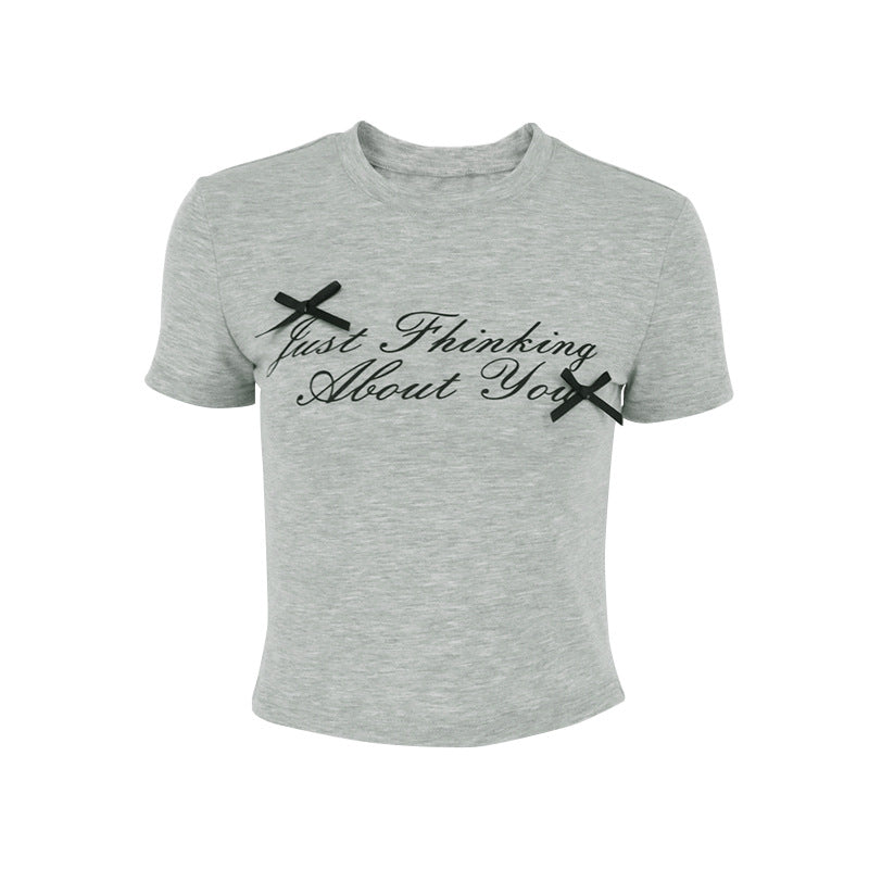 Dame cropped T-shirt med unik tekst og avslappet snitt Skjora