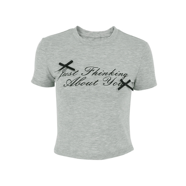 Dame cropped T-shirt med unik tekst og avslappet snitt Skjora