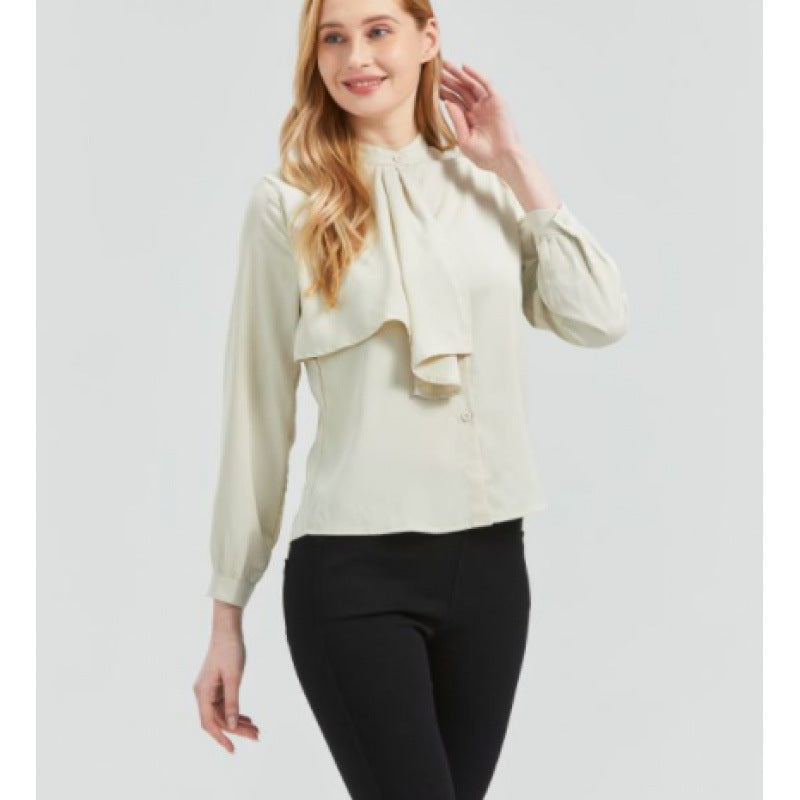 Damebluse med elegante volanger detaljer og krage Skjora