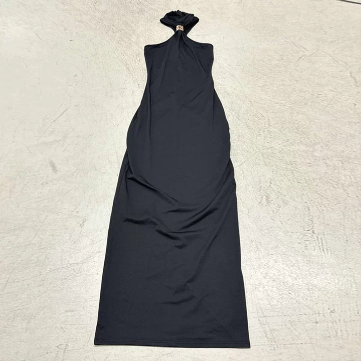 Dame kveldsdrakt med stilig halterneck-design og elegant silhuett Skjora