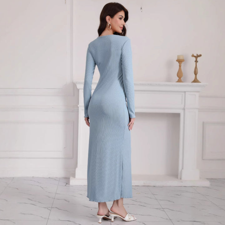 Kvinnes langermet maxi kjole laget av høykvalitets ribbestrikket stoff med elegant split