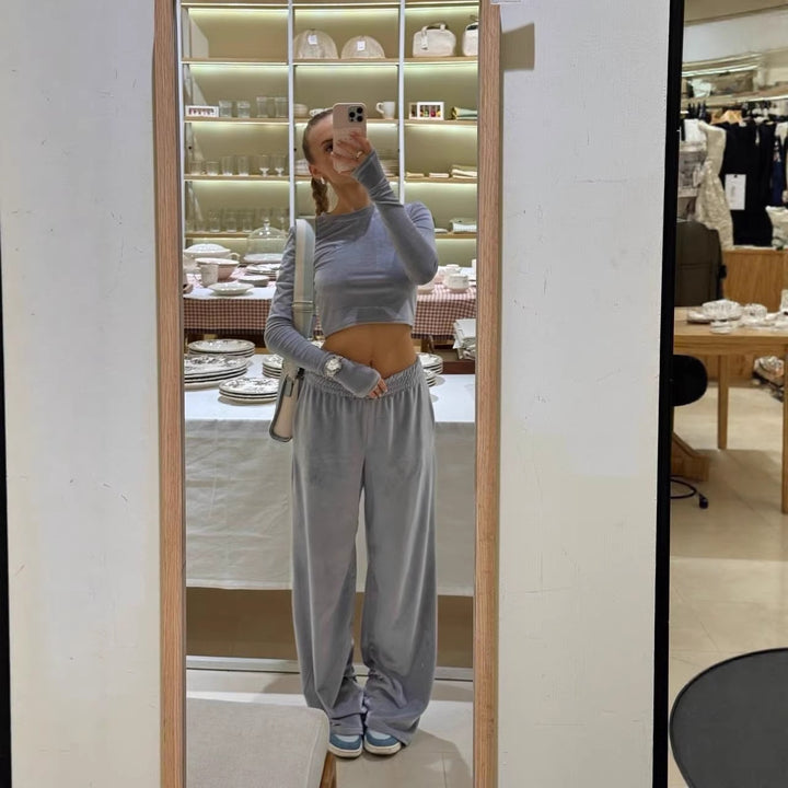 Kvinnelig sporty sett laget av cropped topp og vide bukser Skjora
