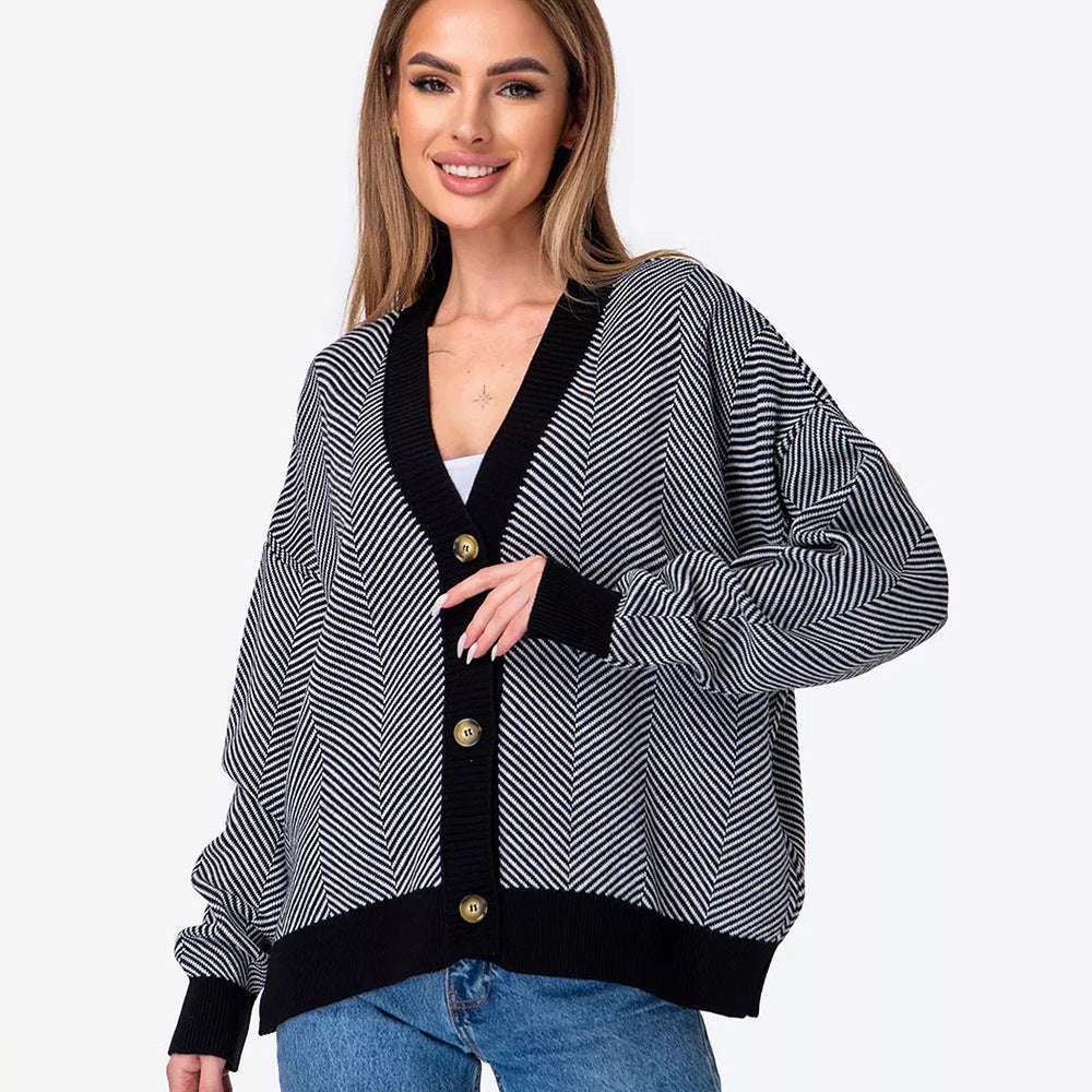 Kvinnens koselige cardigan med elegante kabelstrikk detaljer og knappelukkinger Skjora