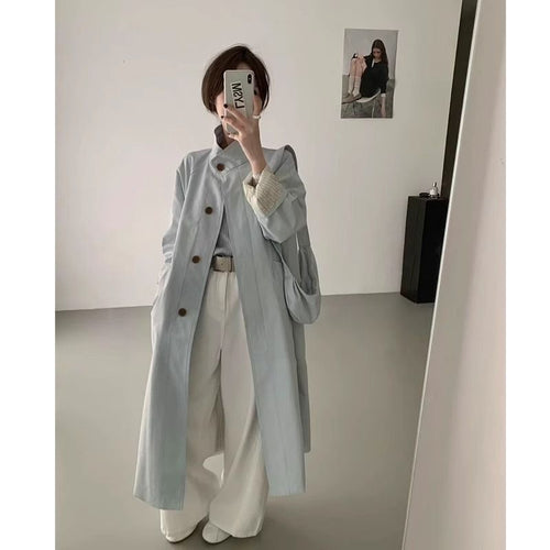 Kvinnens elegante trenchcoat med knappdetaljer og oversized snitt Skjora