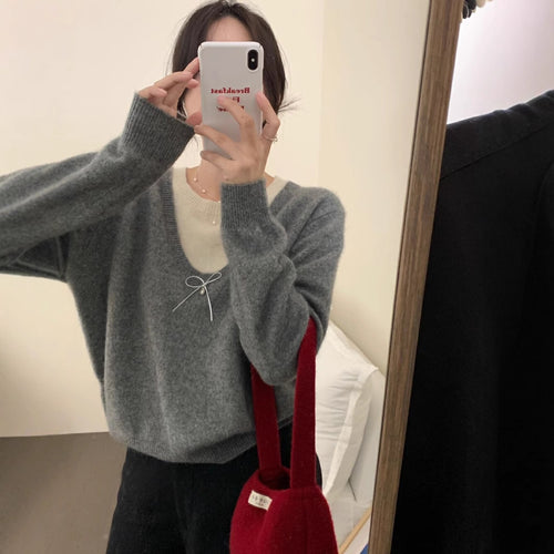 Kvinnesweater med elegant V-hals og premium sløyfeapplikasjon Skjora