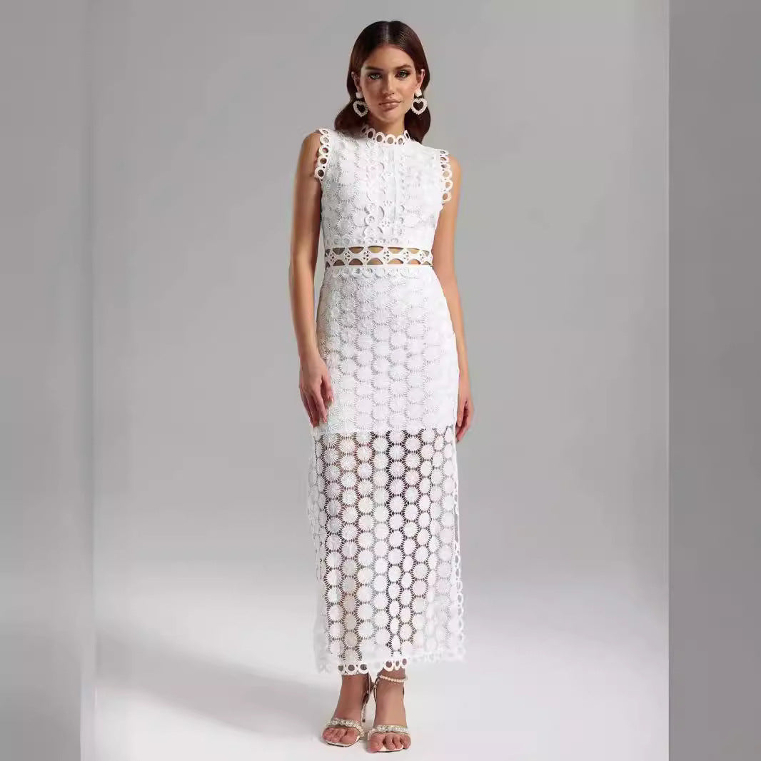 Kvinnes Elegant Blonde Maxi Kjole med Gjennomsiktige Innlegg og Dekorative Volanger Detaljer