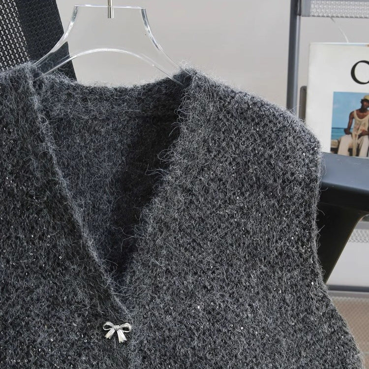 Dame strikket vest med glitrende accenter og dekorative knapper Skjora