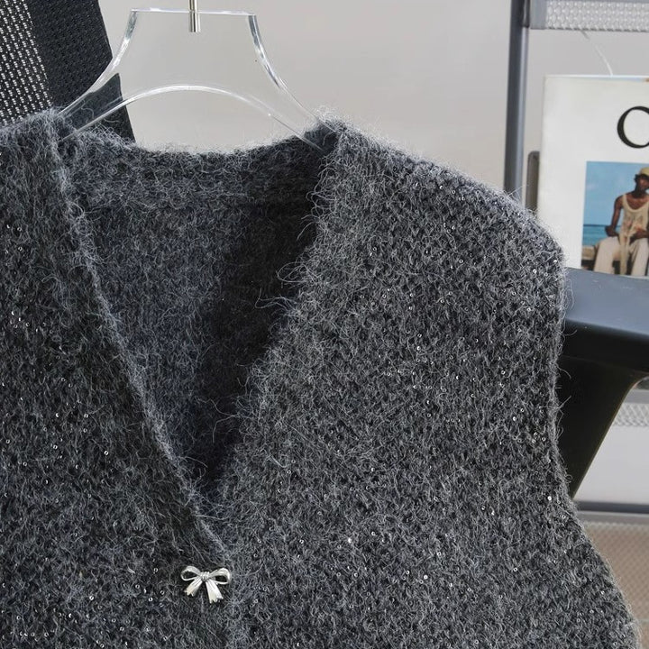 Dame strikket vest med glitrende accenter og dekorative knapper Skjora