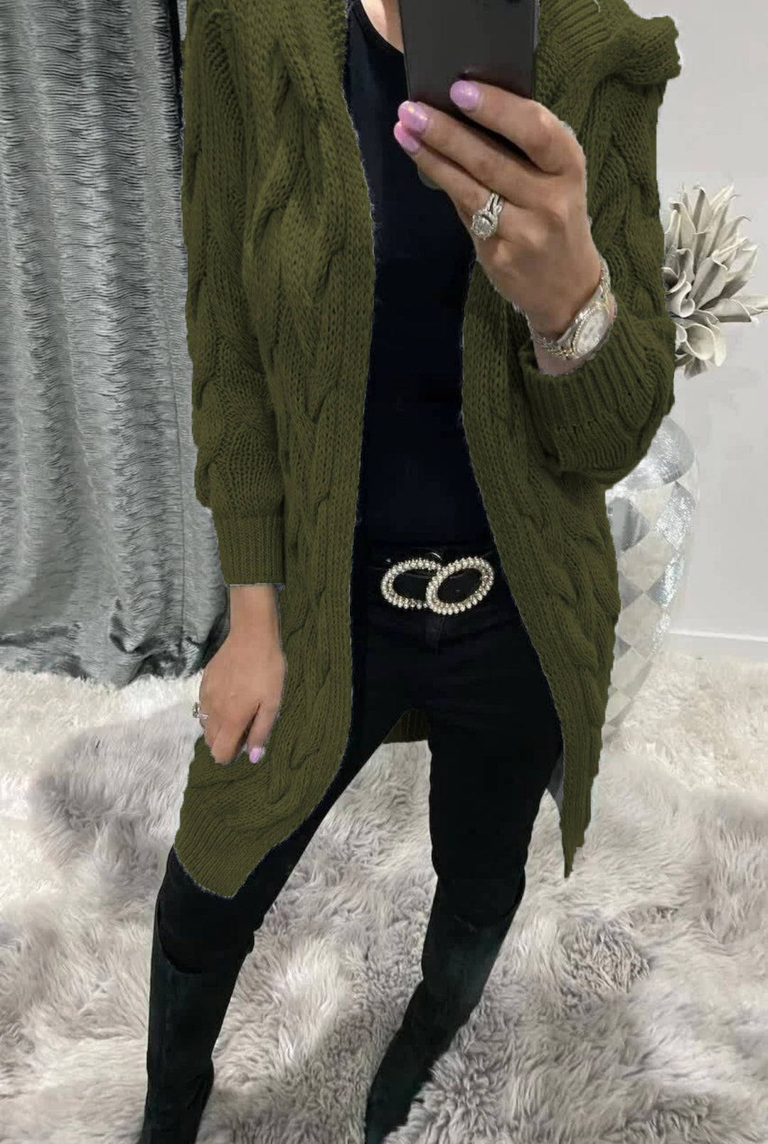Kvinnes chunky strikk cardigan med nostalgisk kabeldesign og praktiske lommer Skjora