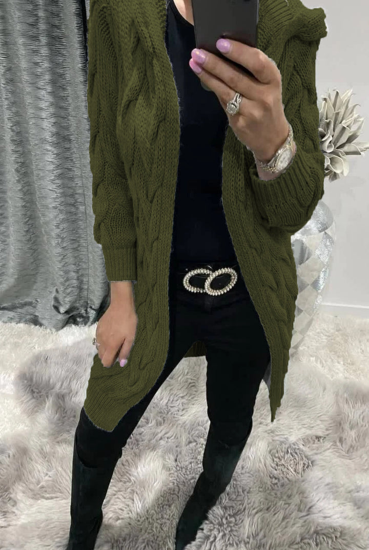 Kvinnes chunky strikk cardigan med nostalgisk kabeldesign og praktiske lommer Skjora