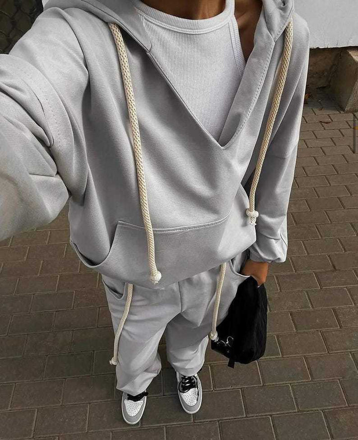 Kvinnens avslappede fritidssett med hettegenser og komfortable joggebukser Skjora