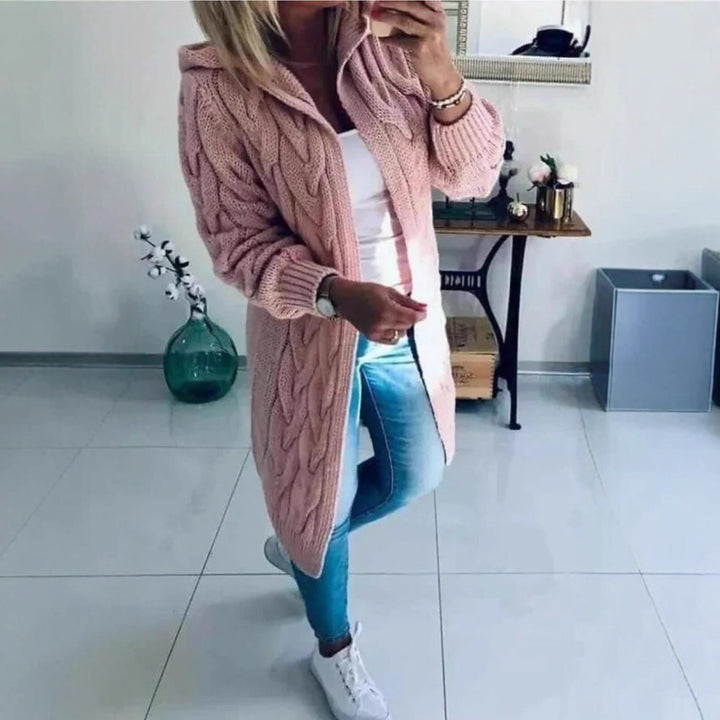 Kvinnes chunky strikk cardigan med nostalgisk kabeldesign og praktiske lommer Skjora