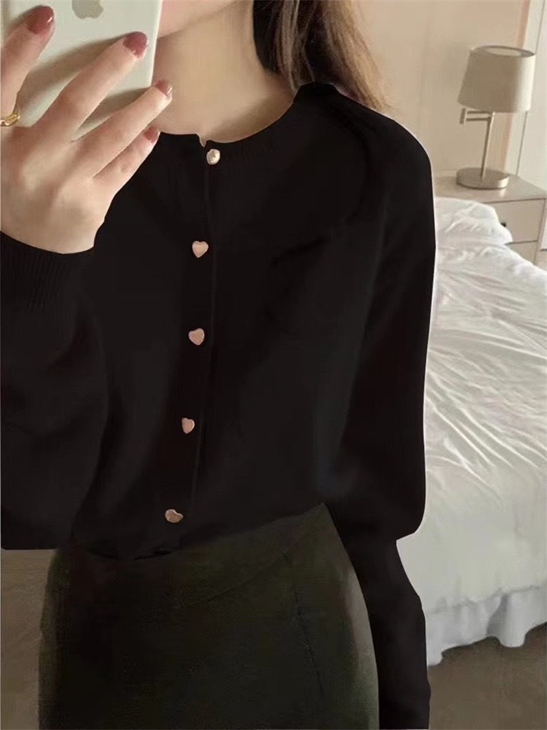 Kvinne Elegant Cardigan med Hjerteknapper og Fin Ribbestruktur Skjora