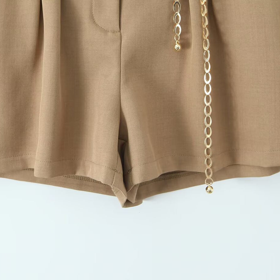 Dame Chice Shorts med elegant kjede og høyt snitt i livet Skjora