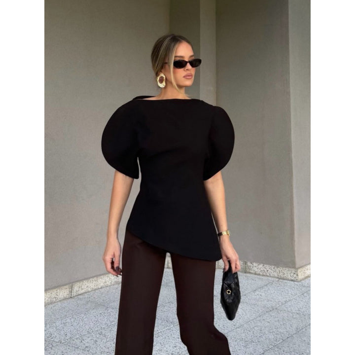 Damebluse med voluminøse pufferm og asymmetrisk kant Skjora