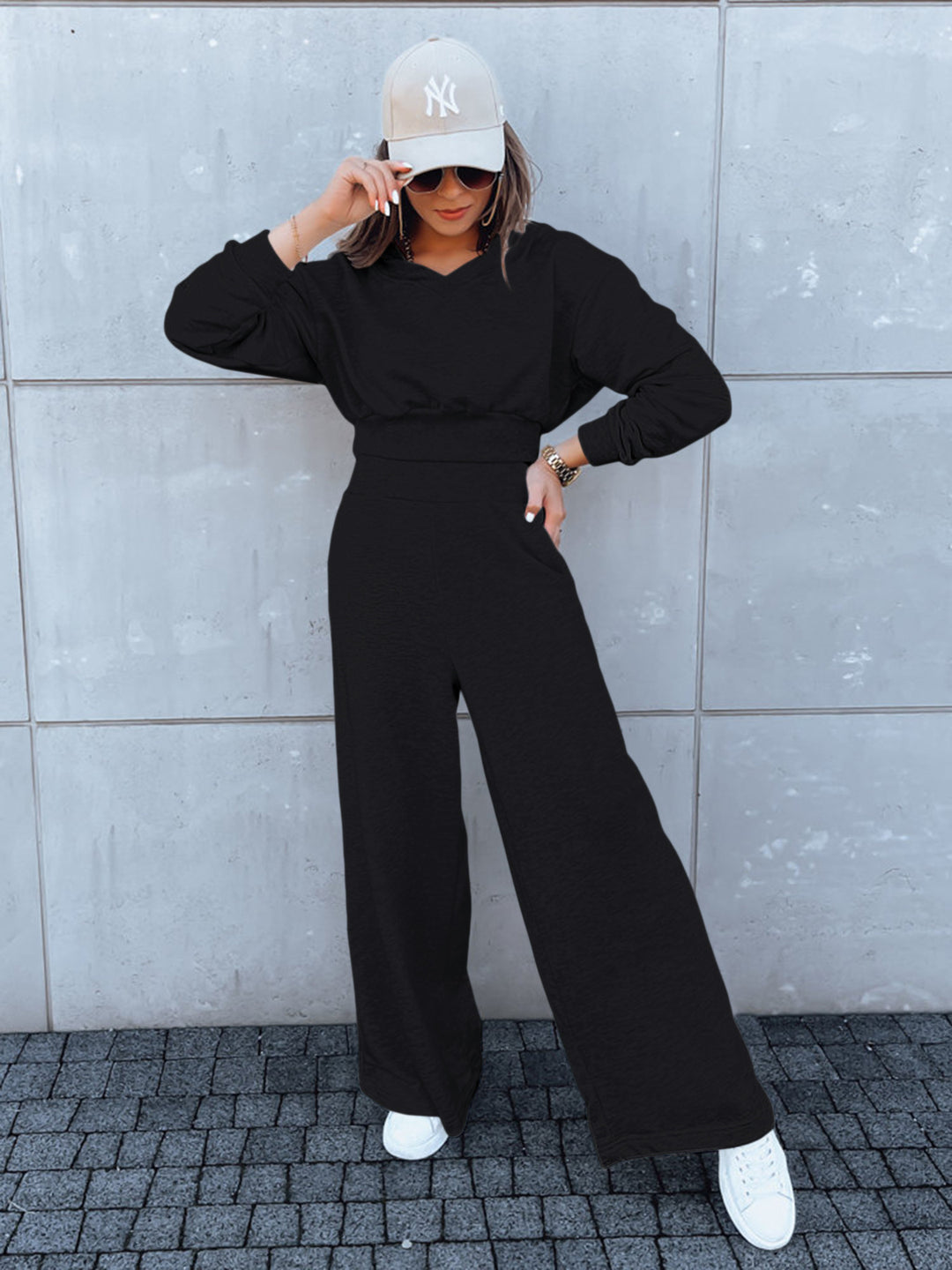 Kvinne casual jumpsuit med vide ben og praktisk hette Skjora