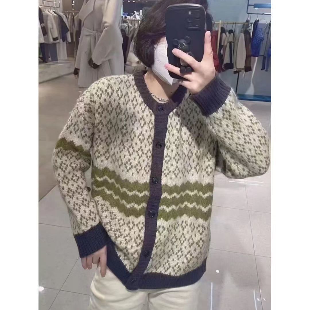 Kvinnes fashionabel cardigan i norsk stil Skjora