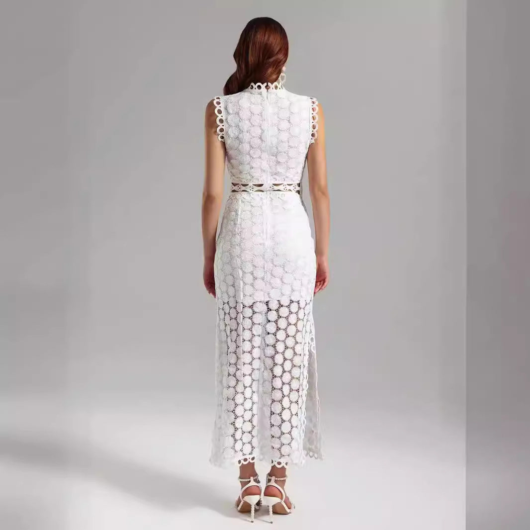 Kvinnes Elegant Blonde Maxi Kjole med Gjennomsiktige Innlegg og Dekorative Volanger Detaljer