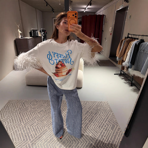 Kvinners oversized sweatshirt med iøynefallende fjærermser