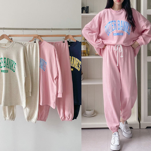 Kvinnens avslappede hettegenser og joggebukser sett med brodert logo Skjora