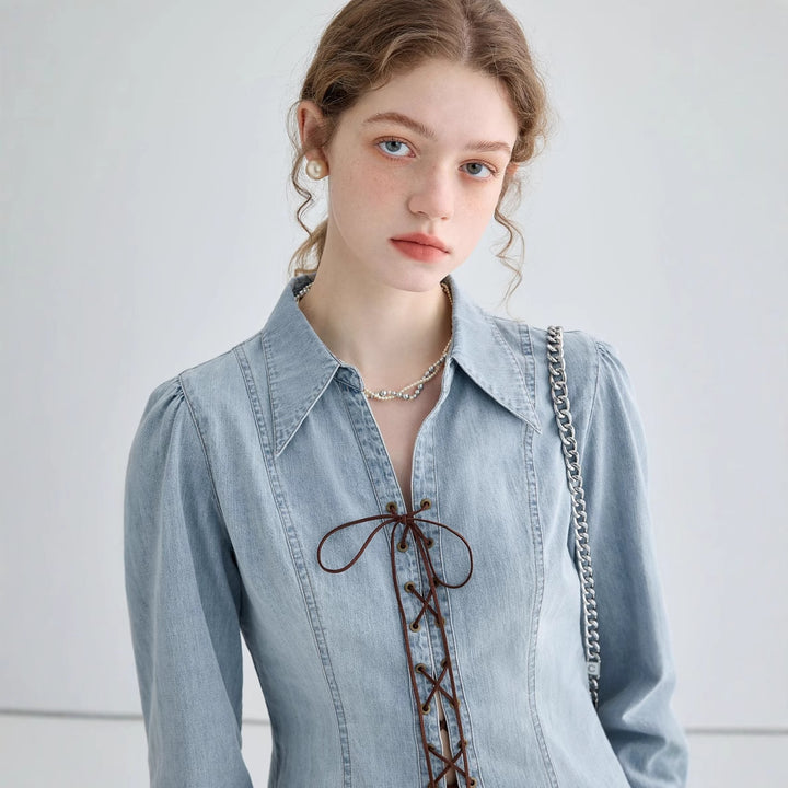Damejeansbluse med lekne snøredetaljer og elegant snitt
