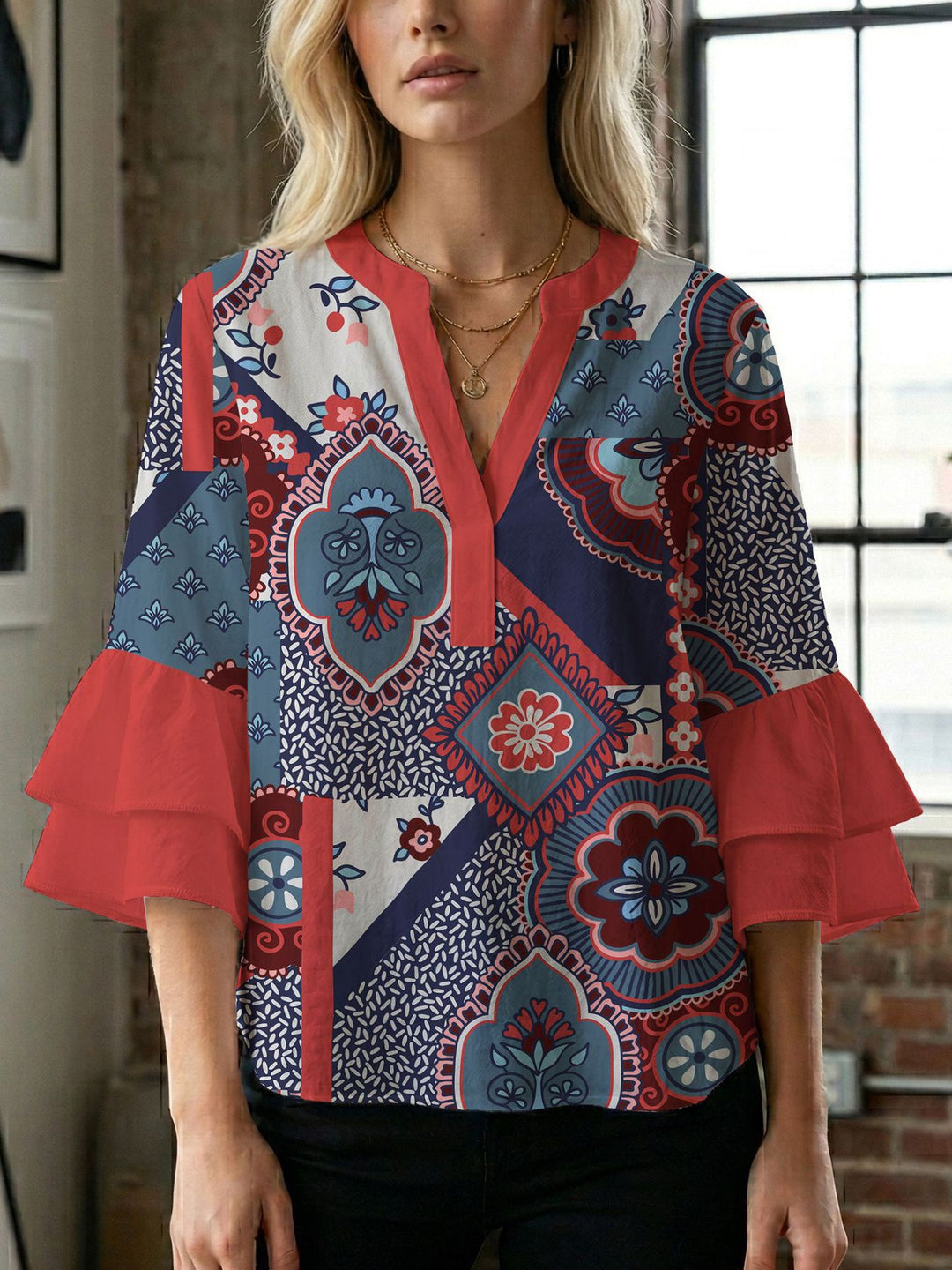 Damebluse med vakker blomstermønster Skjora