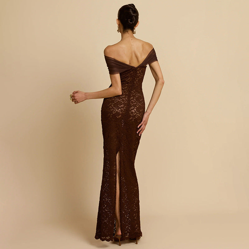 Dame blonde maxikjole med off-shoulder design og elegant draperingseffekt Skjora