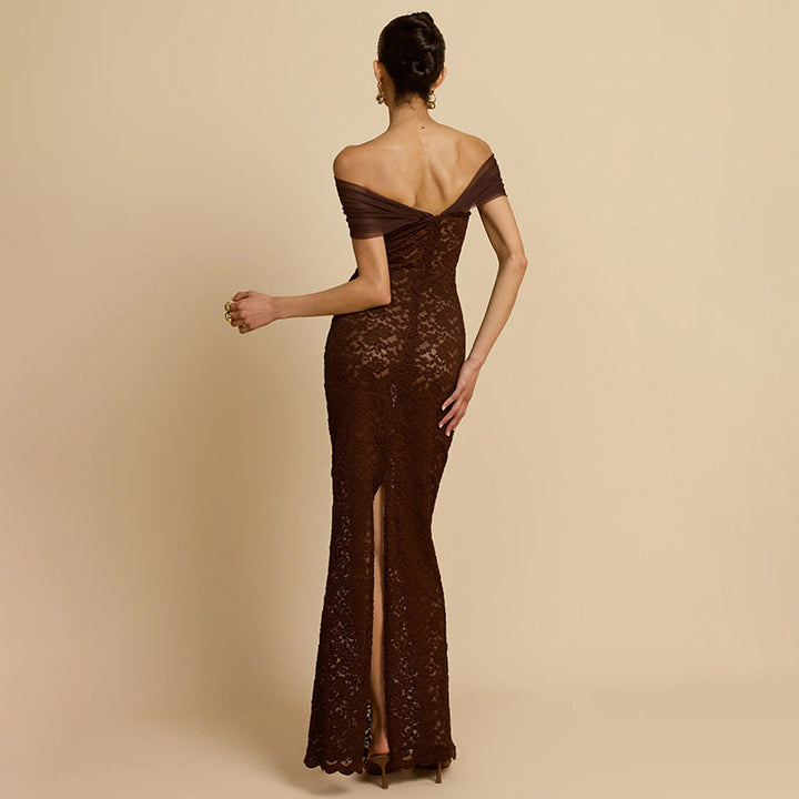 Dame blonde maxikjole med off-shoulder design og elegant draperingseffekt Skjora