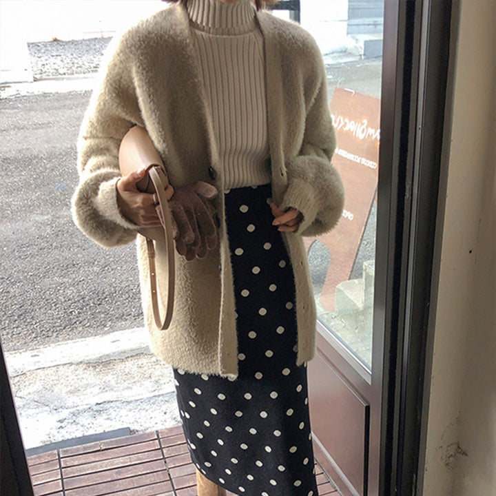 Kvinne Fluffy Cardigan med Store Knapper og Bred Klipp Design Skjora