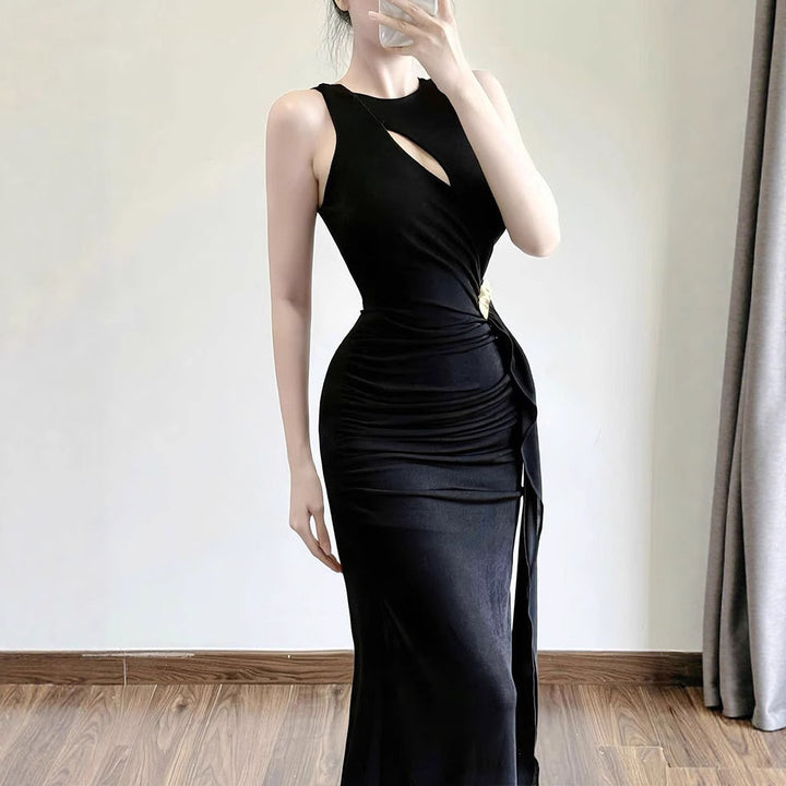Dame figurnær kveldskjole med asymmetrisk snitt og elegant drapering Skjora