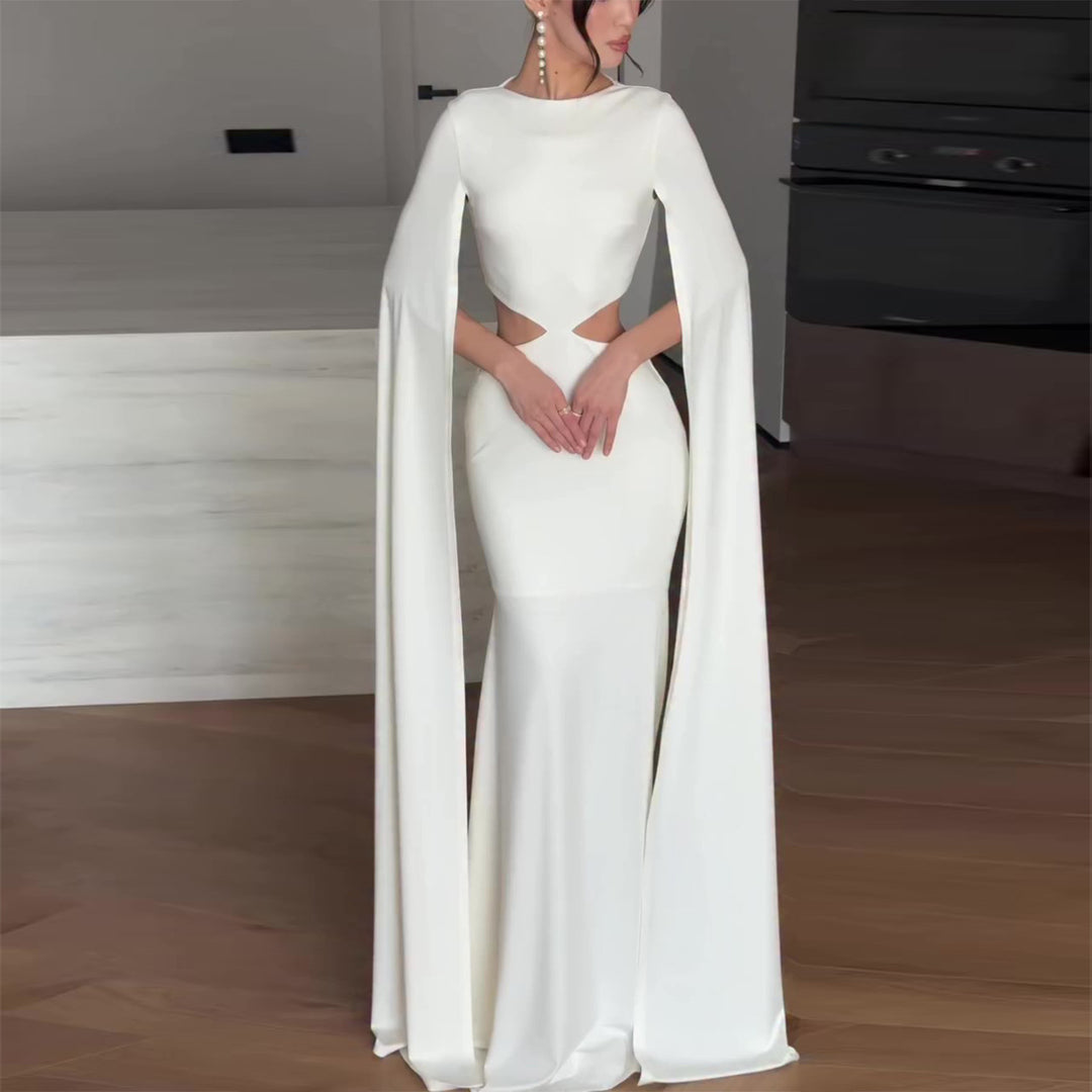 Kvinnens elegante kveldskjole med innovativt cut-out og dramatisk kappe