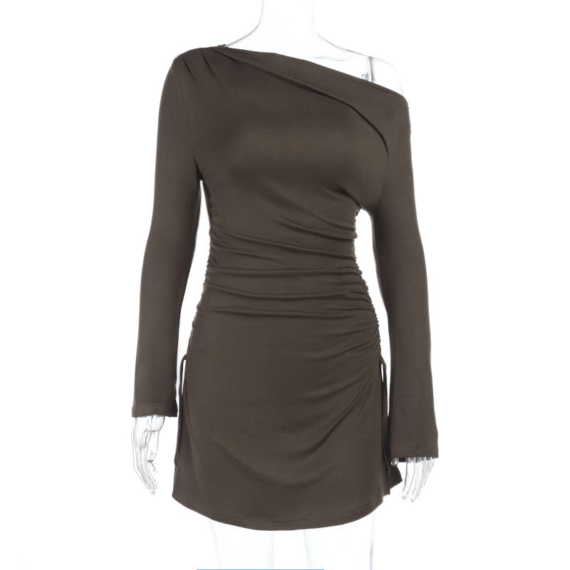 Damer asymmetrisk minikjole med ruffles og elegant utringning Skjora