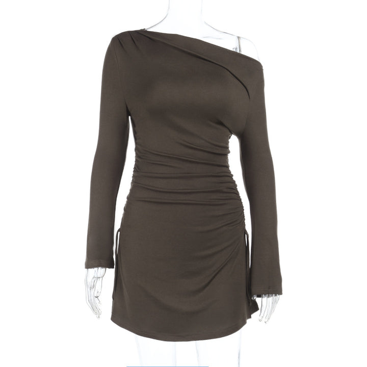 Damer asymmetrisk minikjole med ruffles og elegant utringning Skjora