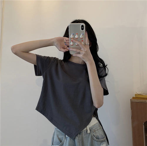 Kvinne crop top med asymmetrisk hem og løs passform