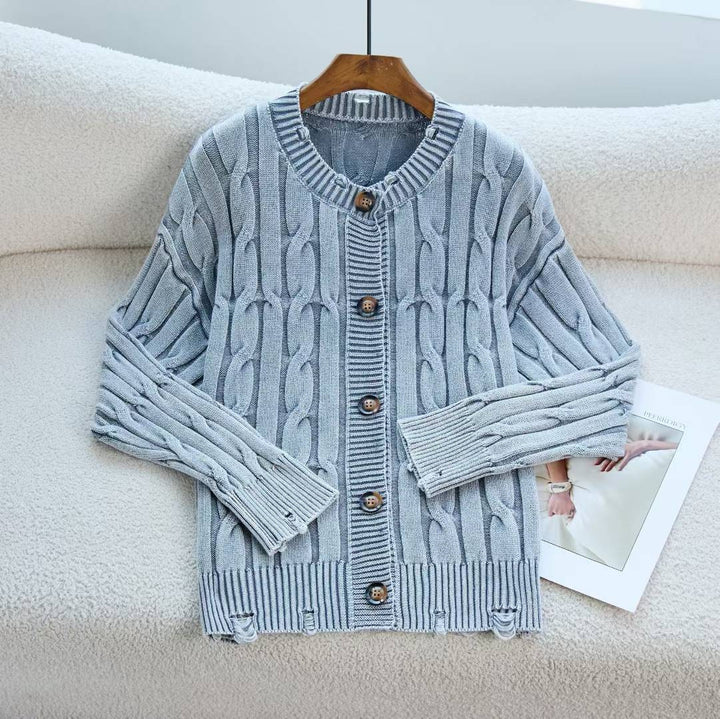 Kvinnens cardigan med elegant kabeldesign og detaljer med treskulpturer Skjora