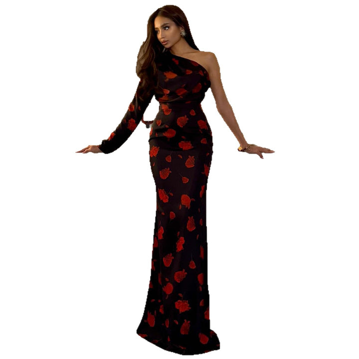 Kvinne maxi kjole med asymmetrisk design og elegant blomstermønster