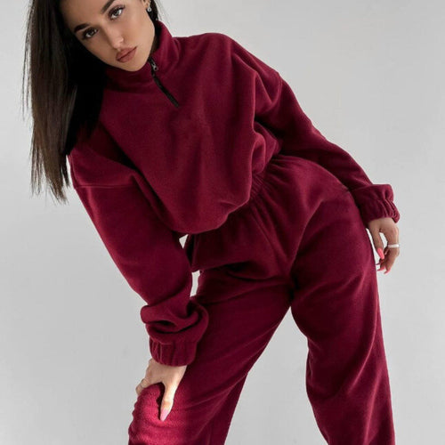 Kvinnes komfortable fleece treningsdress med høy krage og elastiske mansjetter Skjora