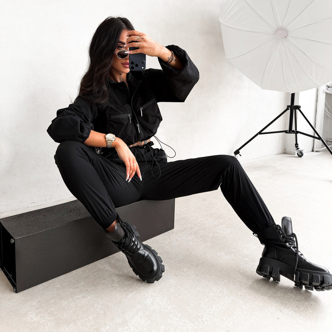 Kvinnelig urban sport loungewear-sett med stilfullt croppet topp og elastiske bukser Skjora