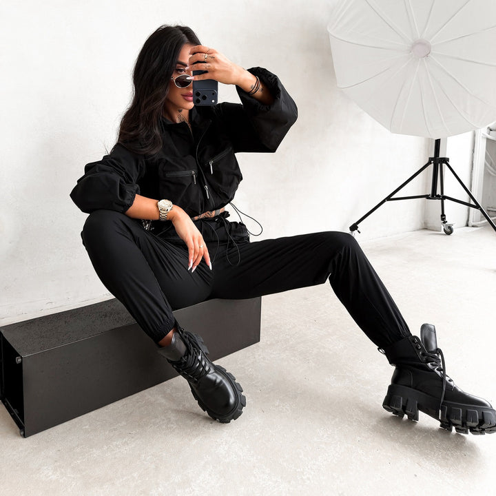 Kvinnelig urban sport loungewear-sett med stilfullt croppet topp og elastiske bukser Skjora