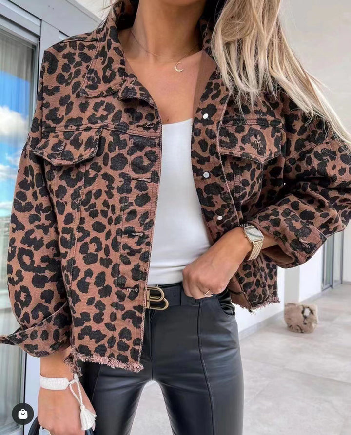 Dame denimjakke i leoparddesign med avslappet snitt og frynsefinish
